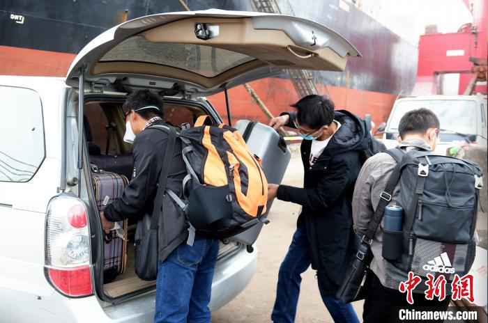  10名中国籍国际航行船舶船员在江苏南通换班下船