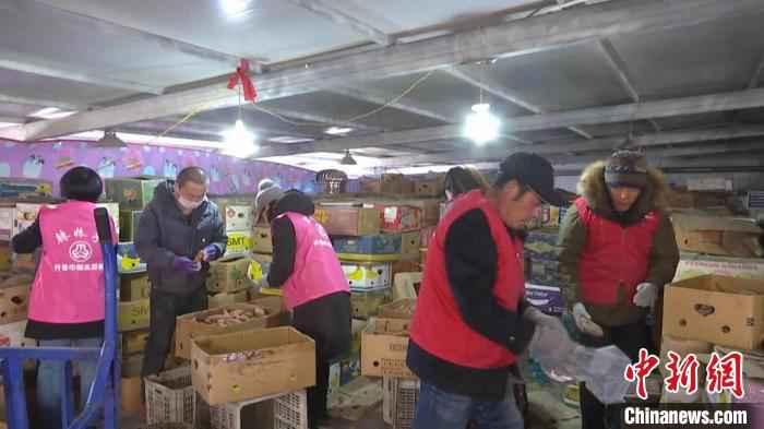 图为志愿者帮忙挑选、过称、打包红薯。 李潇 摄 内蒙古开鲁全城爱心接力“带货” 4天卖出7万斤滞销红薯